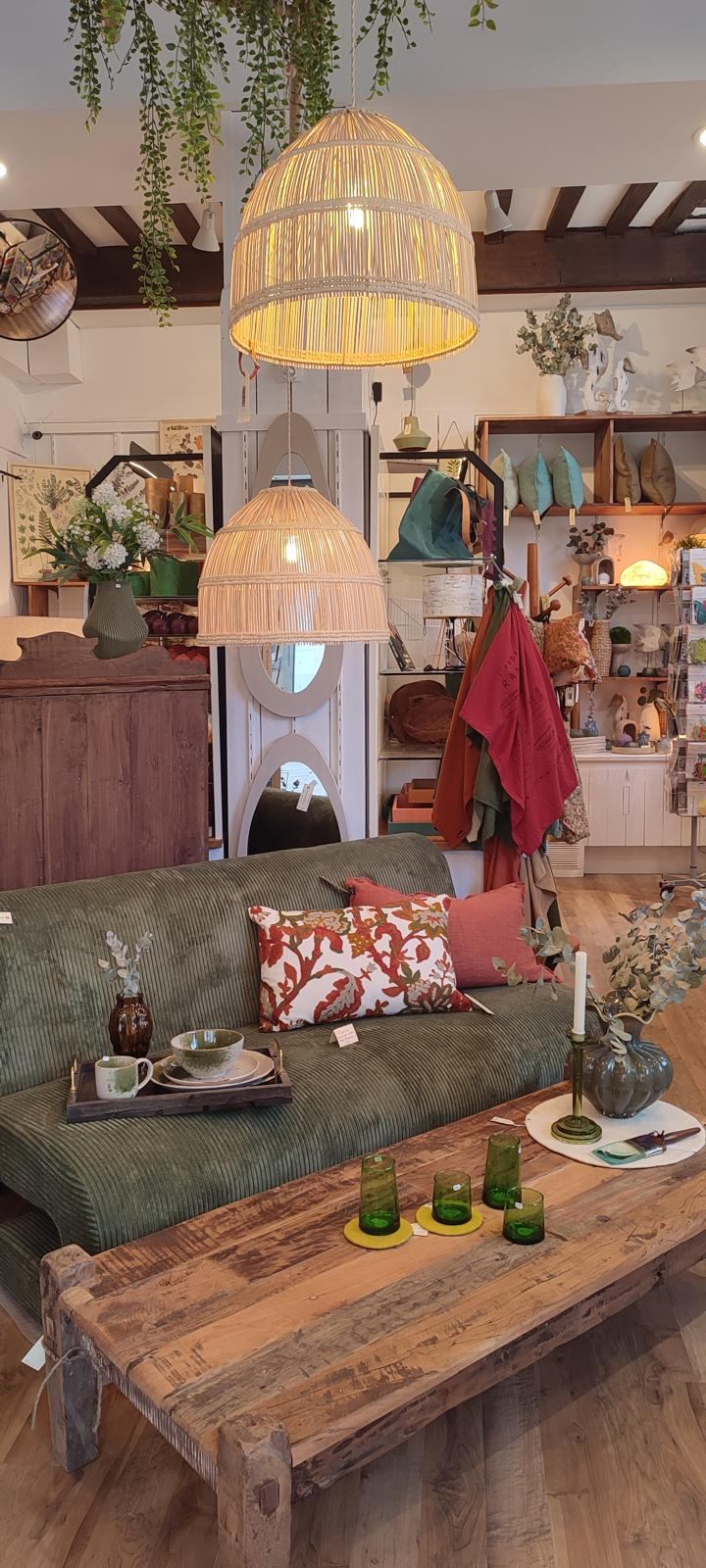 Composition de luminaires en fibres naturelles dans la boutique CIRIELLE