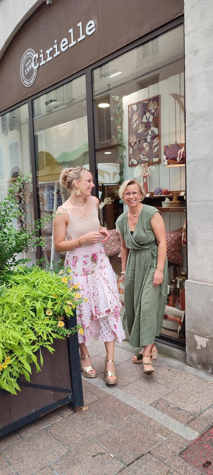 Sophie et Ance devant la boutique CIRIELLE